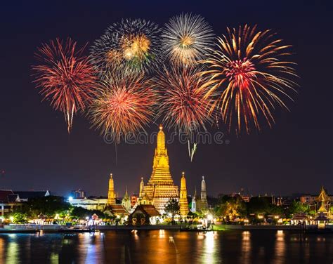  Wat Arun: 스릴 넘치는 불꽃과 신비로운 역사를 만끽하세요!